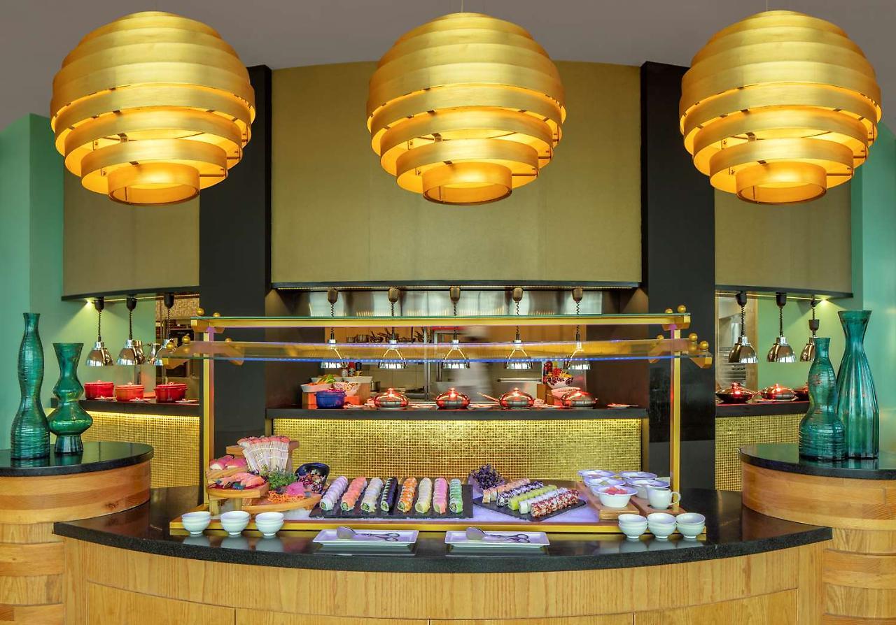 Symphony Style Hotel Kuwait Salmiya Dış mekan fotoğraf The buffet at the restaurant