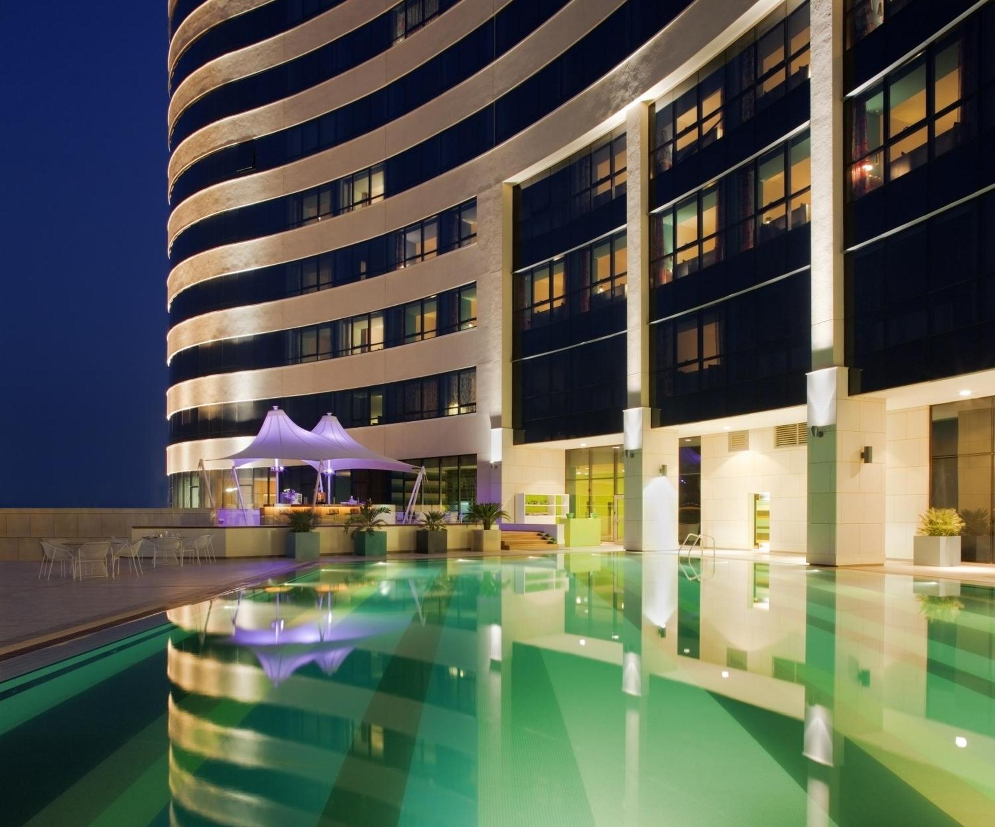 Symphony Style Hotel Kuwait Salmiya Dış mekan fotoğraf The swimming pool at the hotel