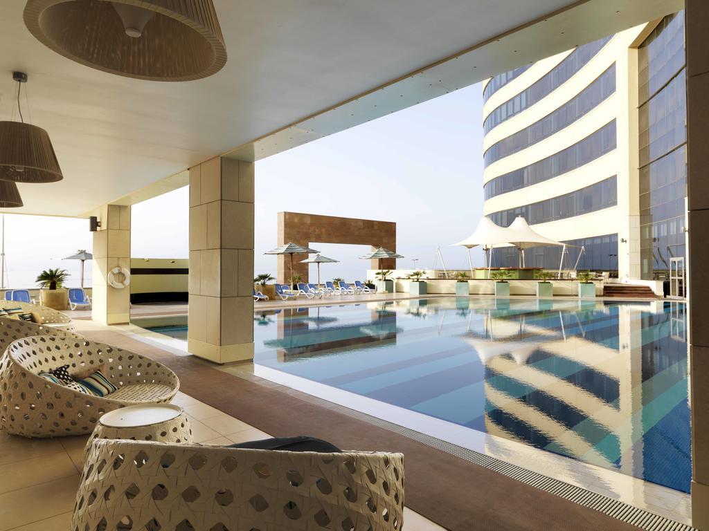 Symphony Style Hotel Kuwait Salmiya Dış mekan fotoğraf The pool at the hotel