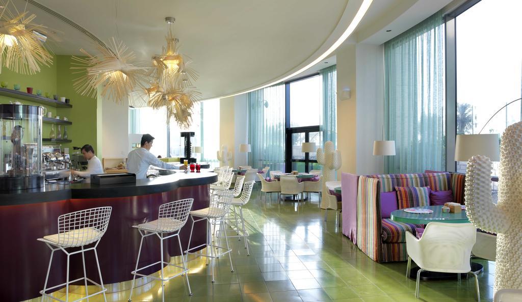 Symphony Style Hotel Kuwait Salmiya Dış mekan fotoğraf The bar at the Standard East Village