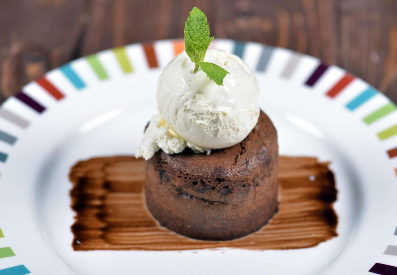Symphony Style Hotel Kuwait Salmiya Dış mekan fotoğraf A chocolate lava cake with ice cream