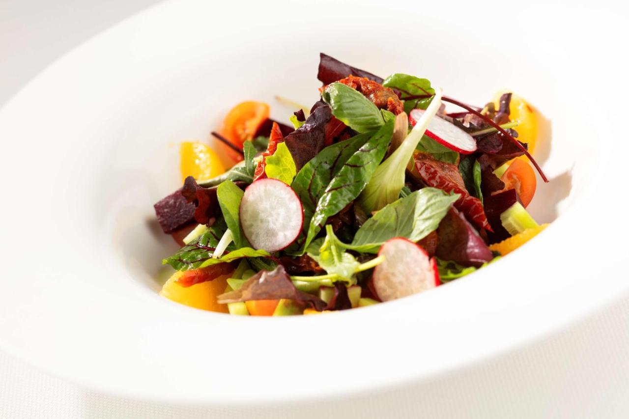 Symphony Style Hotel Kuwait Salmiya Dış mekan fotoğraf A salad of mixed greens